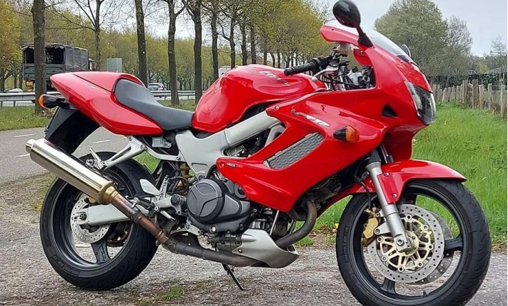 Testrit Honda VTR Firestorm (110pk 96nm) van onze motorvriend Ronald!